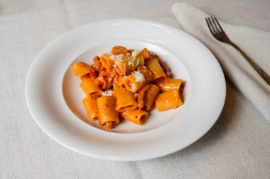 Mezze Rigatoni alla Zozzona İtalyan Makarnası Salsiccia, Guanciale ve domates soslu.