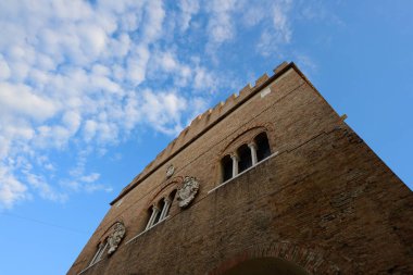 Palazzo dei Trecento Sarayı Treviso, İtalya 'da, Piazza dei Signori Meydanı' nda, ayrıca Palazzo della Ragione olarak da bilinir.