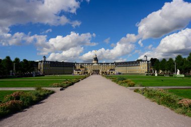 Karlsruhe, Almanya - 10 Eylül 2025: Schloss Karlsruhe Sarayı Dış ve Park.