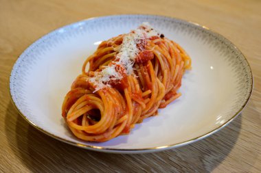 Domates soslu ve parmesanlı İtalyan spagetti Pomodoro İtalyan Makarnası.