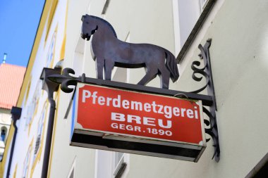 Passau, Bavyera, Almanya - 20 Haziran 2025: At Kasabı Dükkanı Pferdemetzgerei Breu Et Satıcısı