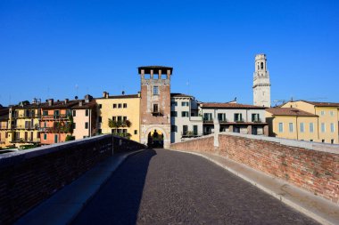 Torre di Ponte Pietra Roma Taş Köprüsü ve Verona Şehri ile Kule