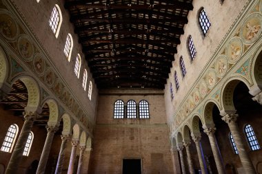 Ravenna, İtalya - 30 Eylül 2025: Basilica Sant Apollinare in Classe Mosaics and Interior of the Church