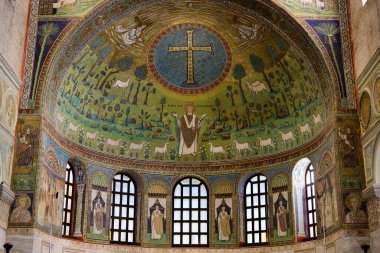 Ravenna, İtalya - 30 Eylül 2025: Basilica Sant 'Apollinare in Classe Church Interior with mosaics of Saint Apollinaris in tha Apse and Altar.