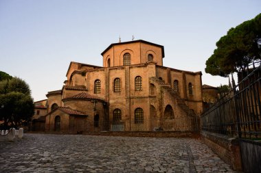 San Vitale Bazilikası Sabah Gündoğumunda Ravenna 'nın kaldırımlı bir caddesinde