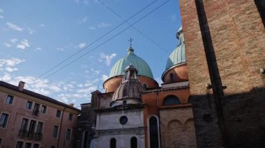 İtalya 'nın Venedik Bölgesi' ndeki Aziz Peter Katedrali veya Cattedrale di San Pietro Apostolo Katedrali.