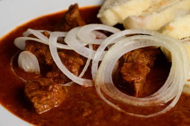Ekmek köfteli ve soğanlı Gulaş veya Cesky Gulas