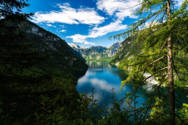 Güneşli bir günde gölü olan dağ vadisi