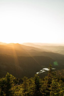 Hindistan yaz renklerine sahip kırsal dağ manzarası