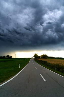 Gökyüzünde fırtına bulutlarıyla yol gezisi ve bilinmeyen bir varış noktası