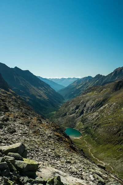 Vale Montanha Com Lago Dia Ensolarado Brilhante — Fotografia de Stock