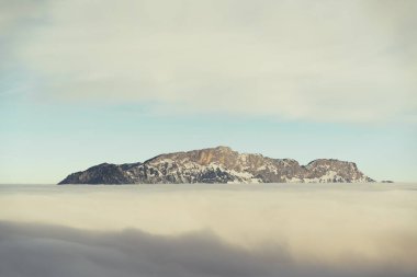 Alplerdeki dağlar aralık aylarında kışın karla kaplanır.