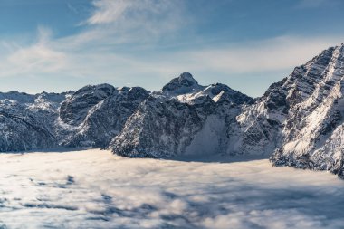Alplerdeki dağlar aralık aylarında kışın karla kaplanır.