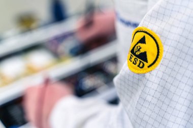 Yüksek hassasiyetli bir platin üzerinde çalışıyorum.
