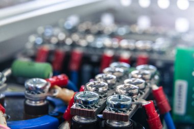 Yüksek hassasiyetli bir platin üzerinde çalışıyorum.