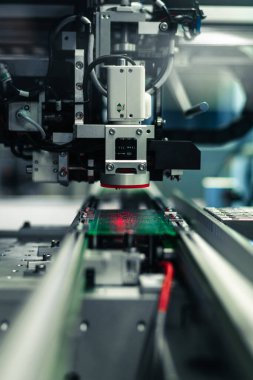 Yüksek hassasiyetli bir platin üzerinde çalışıyorum.