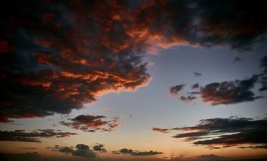 Bulutlu ve güneşli güzel gün batımı gökyüzü