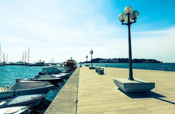 Amarradero de madera con farola sobre fondo marino. Pula Croacia — Foto de Stock