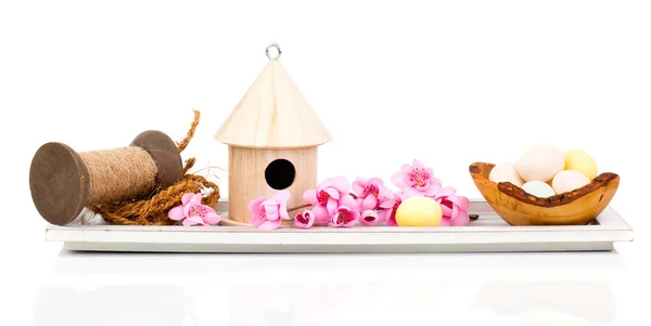 Paaseieren met birdhouse en Pasen decoratie, geïsoleerd op wh — Stockfoto