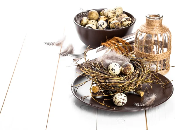 Decoração de mesa no fundo de madeira branco com ovos de codorna — Fotografia de Stock