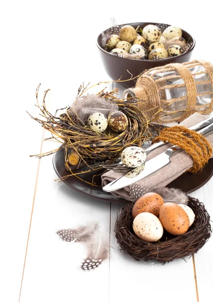 Stolní dekorace na bílém pozadí dřevěná s křepelčími vejci — Stock fotografie