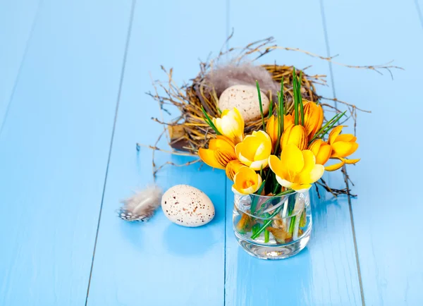 Decorazione della tavola con uova di Pasqua, su sfondo di legno blu — Foto Stock