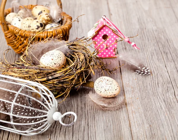 Uova di Pasqua su sfondo di legno bianco — Foto Stock