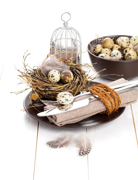 Decoração de mesa no fundo de madeira branco com ovos de codorna — Fotografia de Stock