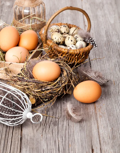 Huevos sobre fondo de madera — Foto de Stock