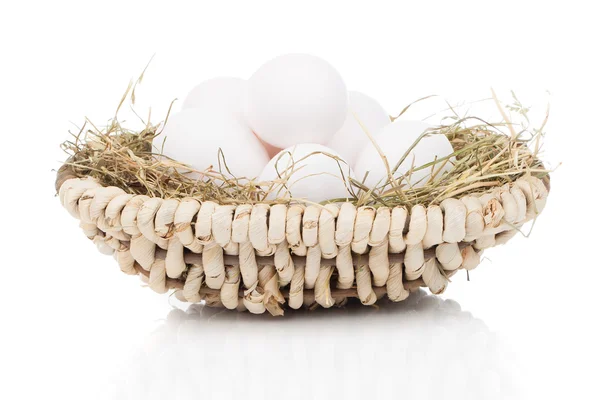 Eieren in mand geïsoleerd op witte achtergrond — Stockfoto