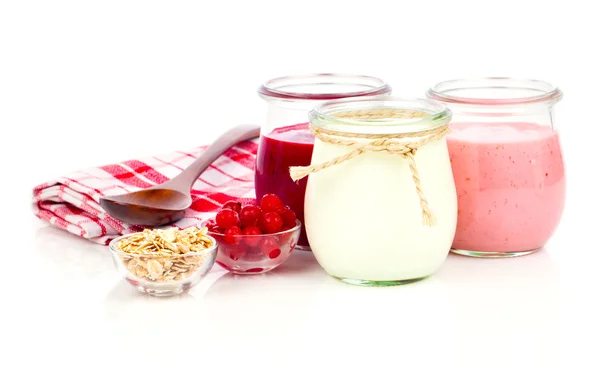 Leckerer, nahrhafter und gesunder Joghurt im Glas mit sp — Stockfoto