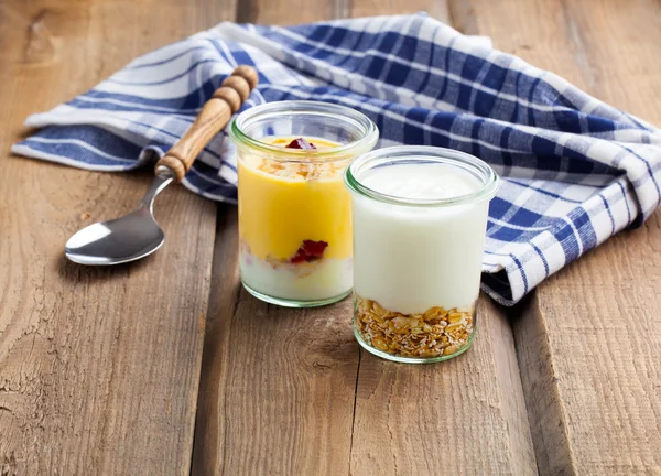 God, näringsrik och hälsosam yoghurt i glas burkar med sp — Stockfoto