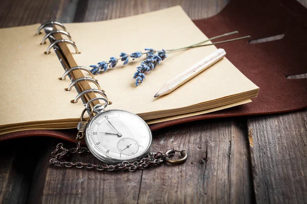 Винтажный гранж натюрморт с карманными часами, цветком лаванды и — стоковое фото