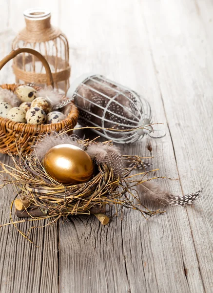 Decoração de mesa no fundo de madeira branco com frango dourado — Fotografia de Stock