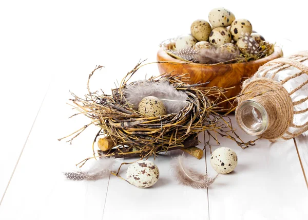 Оформление стола на белом деревянном фоне с перепелиными яйцами — стоковое фото