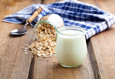 Sp ile lezzetli, sağlıklı ve besleyici yoğurt bir cam kavanozlar