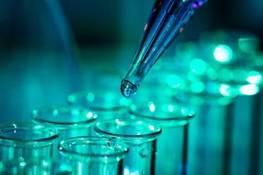 pipet akışkan bir birkaç test tüpleri için ekleme