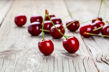 Berry kiraz ahşap arka plan üzerinde