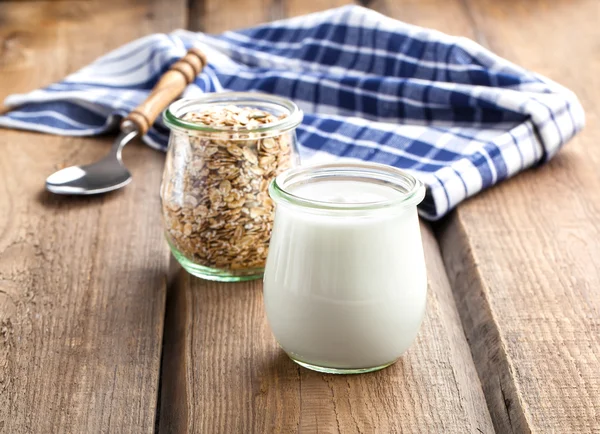 God, näringsrik och hälsosam yoghurt i glas burkar med sp — Stockfoto