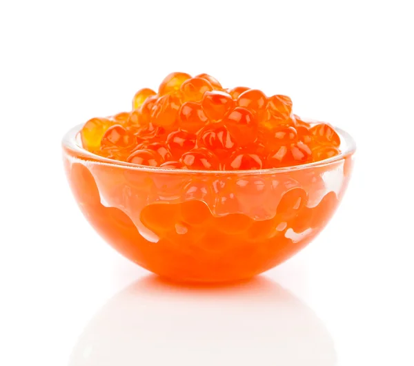 Caviar rojo en el recipiente de vidrio aislado sobre un fondo blanco . — Foto de Stock