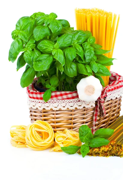 Färsk pasta och italienska ingredienser, isolerad på vita bak — Stockfoto