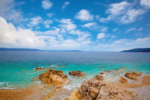 Små Adriatiska kusten Kroatien. Tydlig azurblå vatten under blå s — Stockfoto