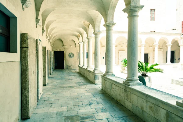 Arch starego kościoła Chorwacja Dalmacja — Zdjęcie stockowe