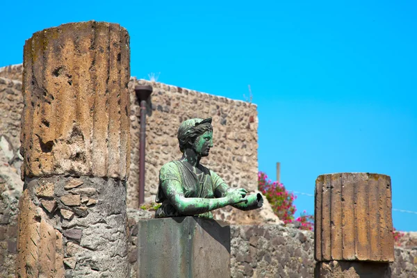 Estatua de Diana con columnas en Pompeya — Foto de Stock