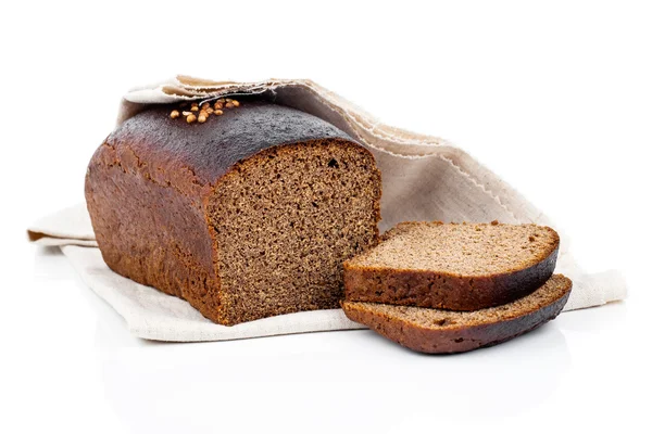 Rebanadas de pan de centeno, aisladas sobre fondo blanco —  Fotos de Stock