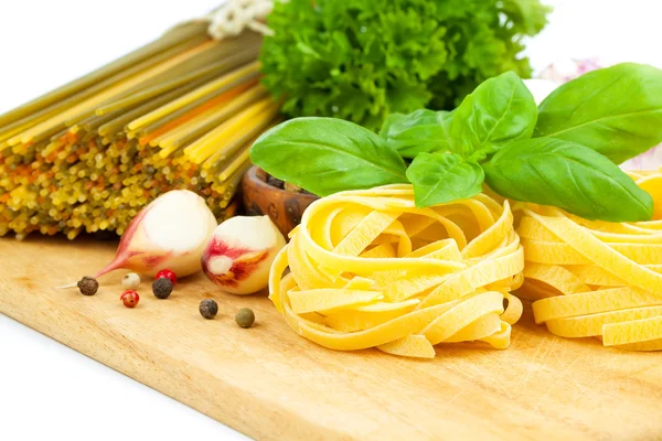 Italiensk pasta fettuccine bo isolerad på vit bakgrund — Stockfoto