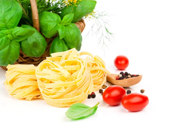 Italian pasta fettuccine nest with tomatoes and fresh basil leav — Stock Photo, Image