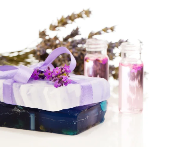 Handgemachtes Lavendelöl und Seife mit frischem Lavendel, auf weißem Bac — Stockfoto