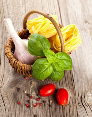 İtalyan makarna fettuccine ahşap üzerinde taze fesleğen yaprakları ile iç içe