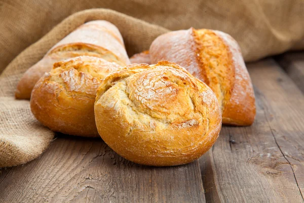 Verse broodje op een houten achtergrond — Stockfoto